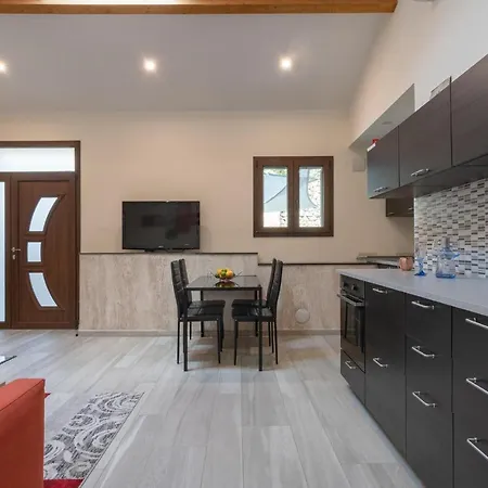 Nice In With 2 Bedrooms And Wifi